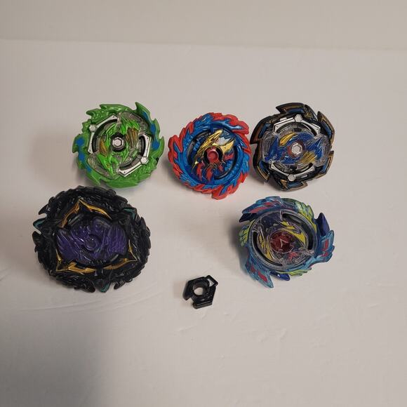 Beyblade Burst Lot Of 24 Takara Tomy Hasbro 2 Launcher Cords Plus 3 Launchers - Picture 2 of 11